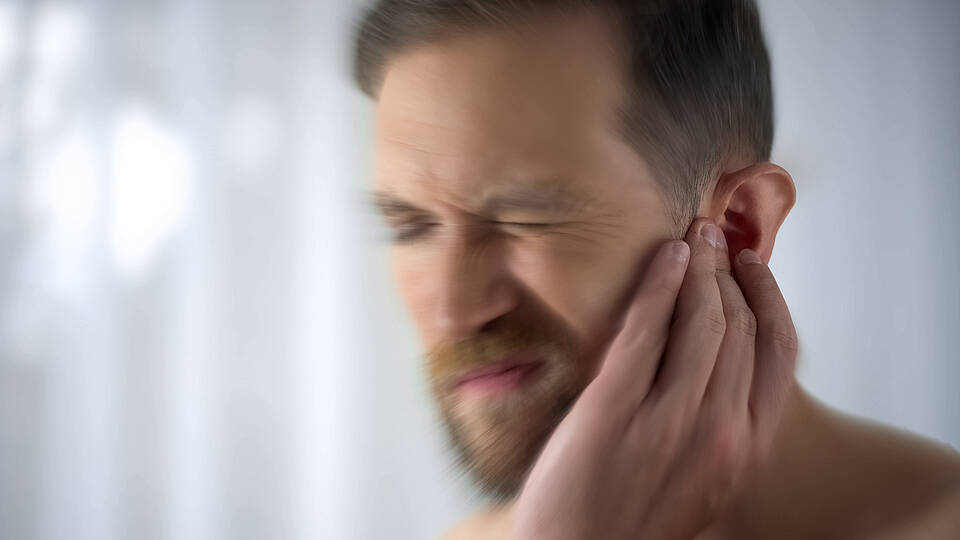 Ein Mann der unter Tinnitus leidet